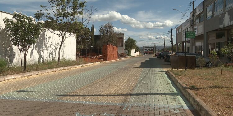 Moradores são multados após pintar rua para a Copa em condomínio no DF